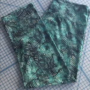 Hands-to-Heart Batik Capri Leggings-Not LuLaRoe TC